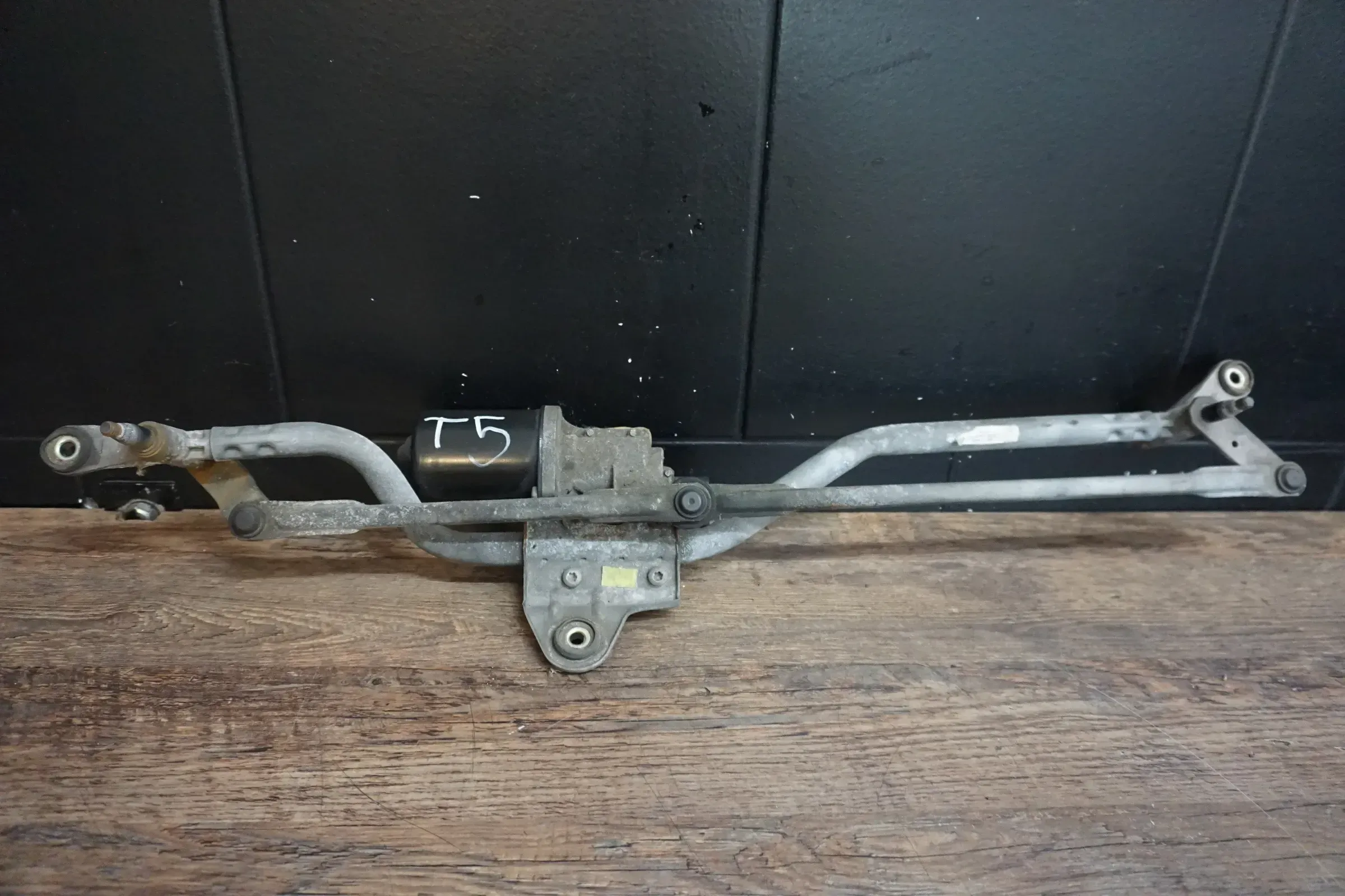 Orig VW T5 Scheibenwischermotor Wischermotor vorn inklusive Gestänge 7H1955023B - Bild 1