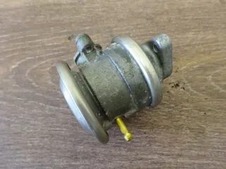 AUDI A4 8H B6 Cabrio AGR VENTIL ABGASRÜCKFÜHRUNG ABGAS rechts 078131102F - Bild 2