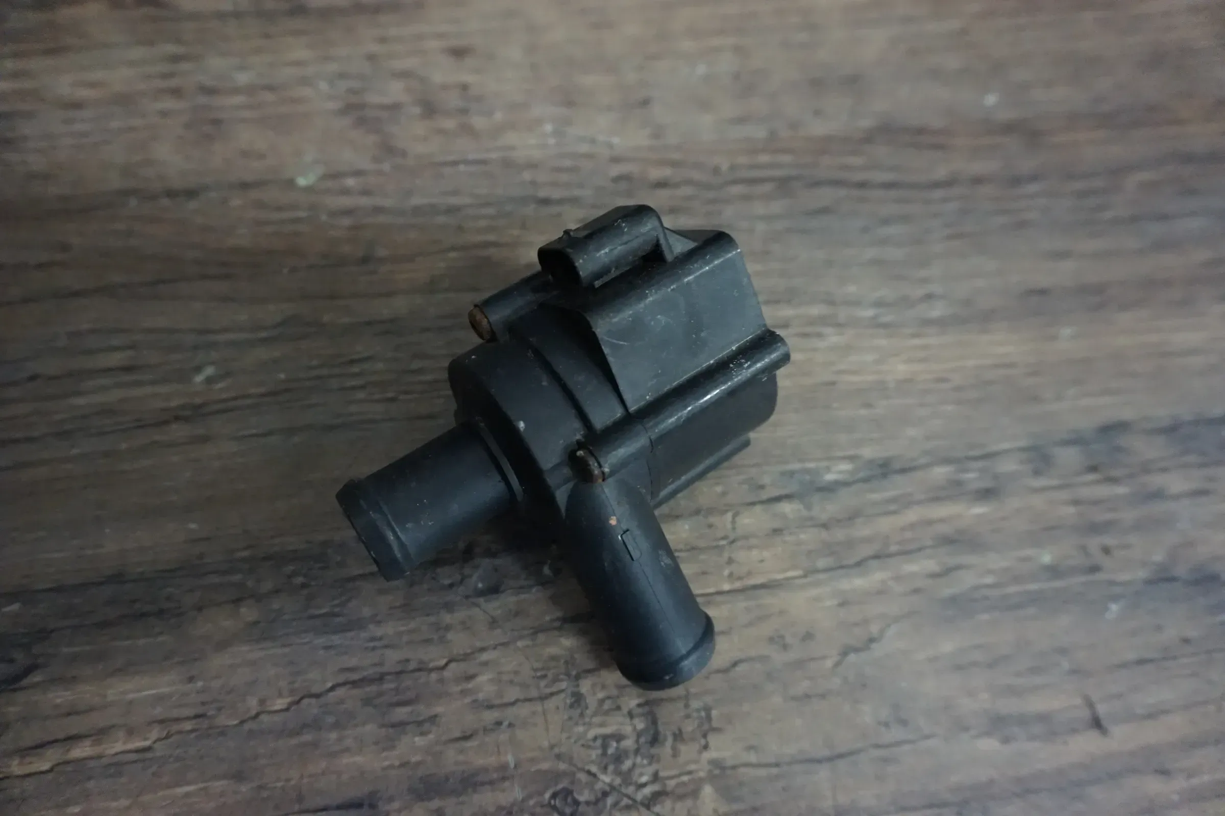 Audi A4 8K A5 8T Q5 8R 4-Zylinder Kühlwasserpumpe Wasserpumpe 8K0819147 - Bild 1