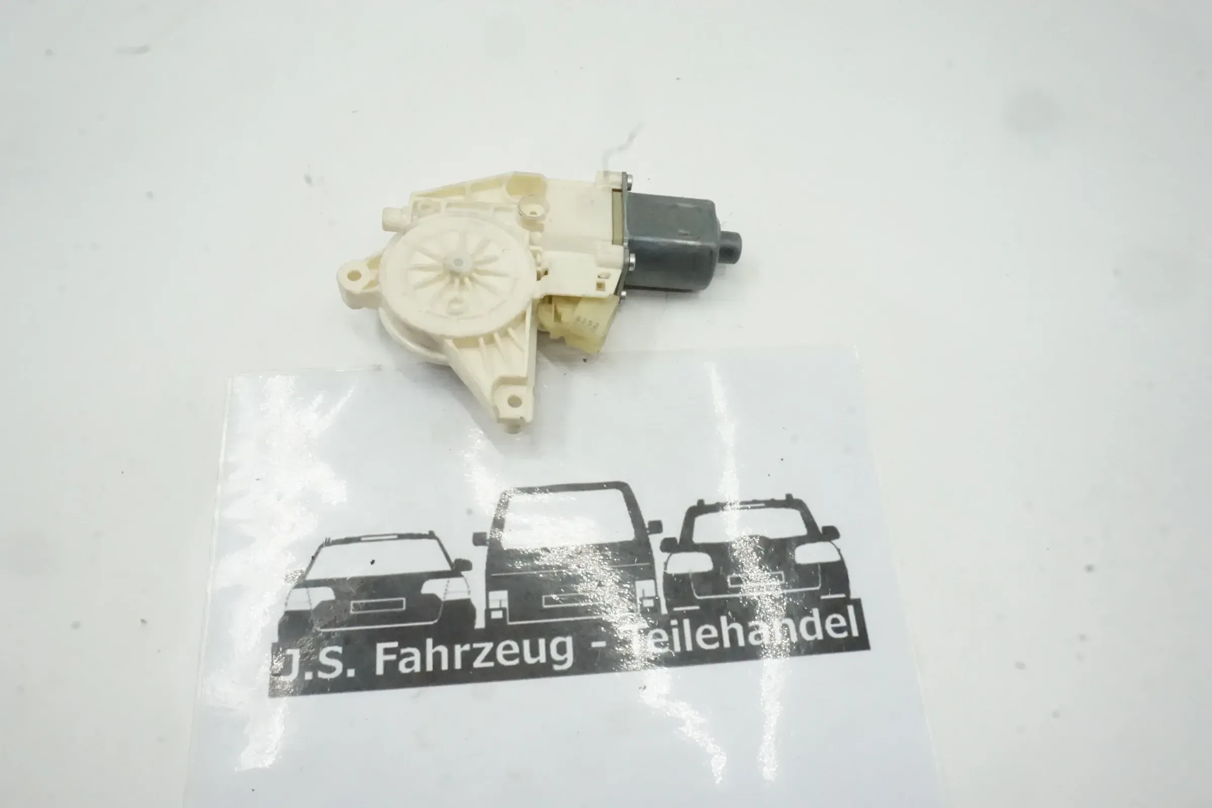 Original Mercedes W204 C-Klasse Fensterheber Motor hinten links A2048200642 - Bild 1