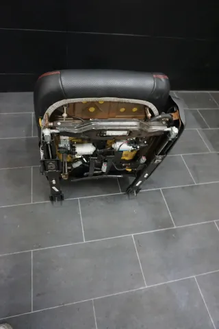 Dodge Challenger R/T 14 Sitz Fahrersitz Leder Sitzheizung Links Schwarz Rot - Bild 8