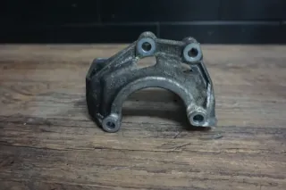 Audi A8 S8 4H A6 4F A5 Halter Träger Servopumpe Flügelpumpe Lenkpumpe 06E145393 - Bild 4