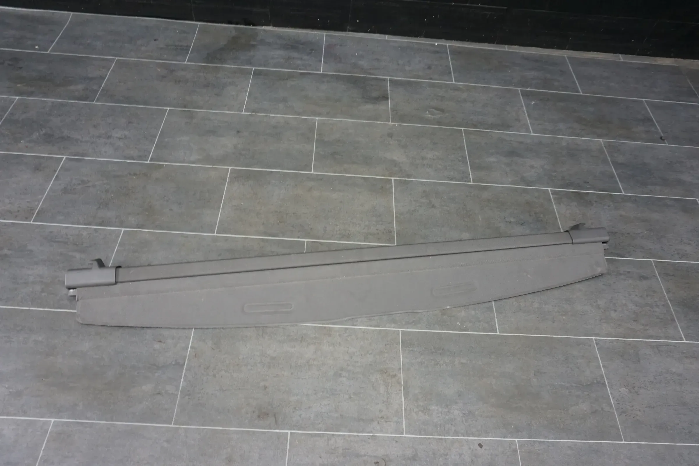 VW T5 T6 Multivan Caravelle Rollo Laderaumabdeckung 7E5867773A Anthrazit - Bild 1