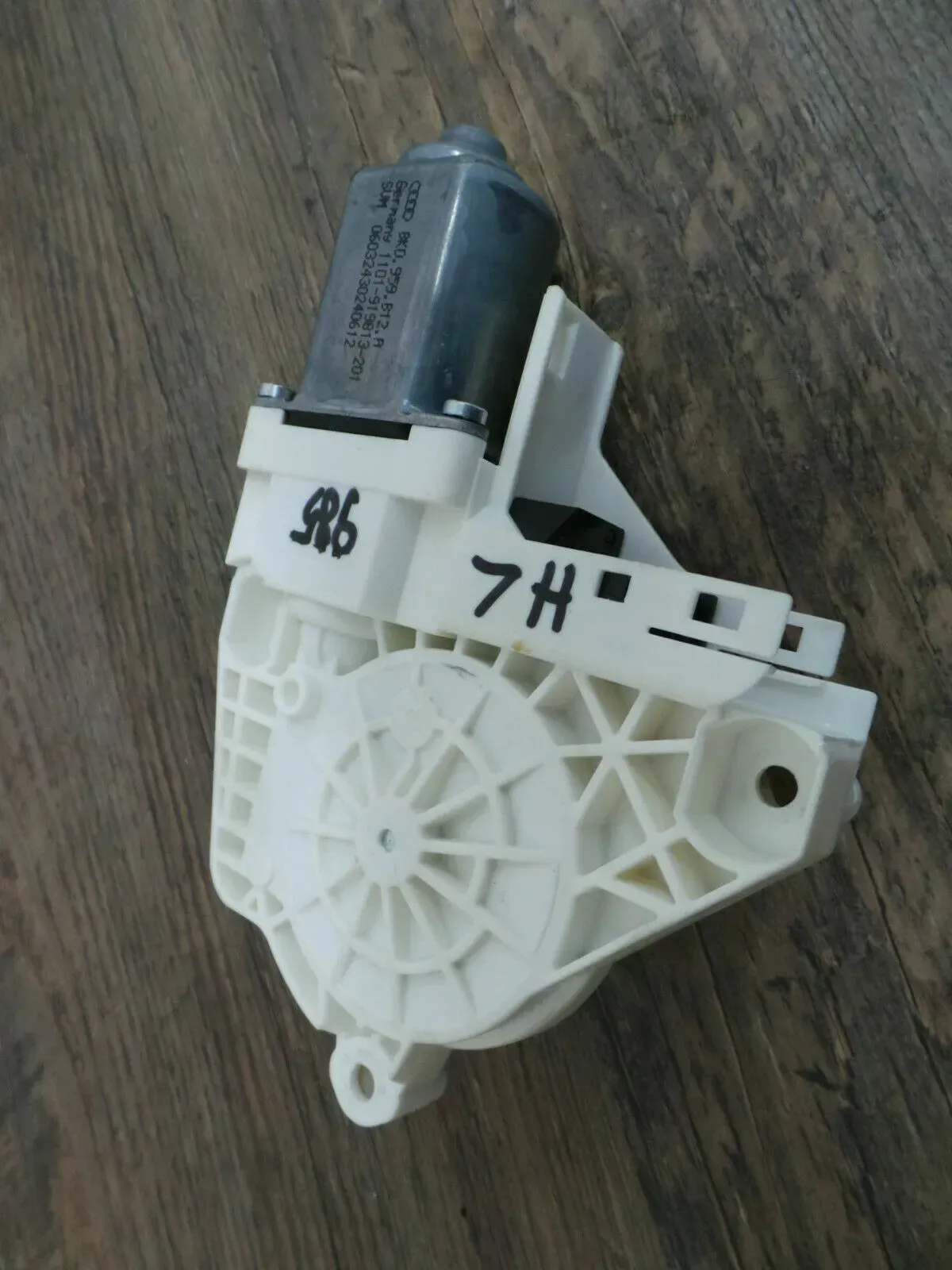 Audi A4 S4 8K A5 A6 Q7 RS6 Fensterhebermotor hinten links 8K0959812A - Bild 1