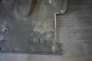 VW T5 BODEN BELAG Gummi FUßRAUM vorne unten - Bild 3