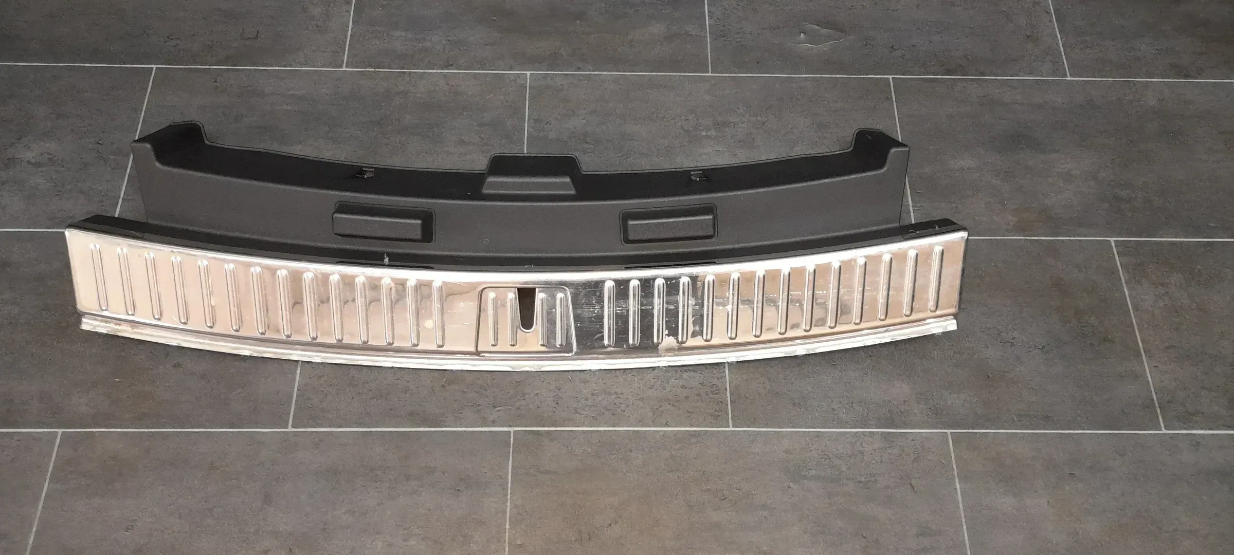 Porsche Cayenne Ladekante Kofferraum Verkleidung Chrom 9Y0864483F - Bild 1