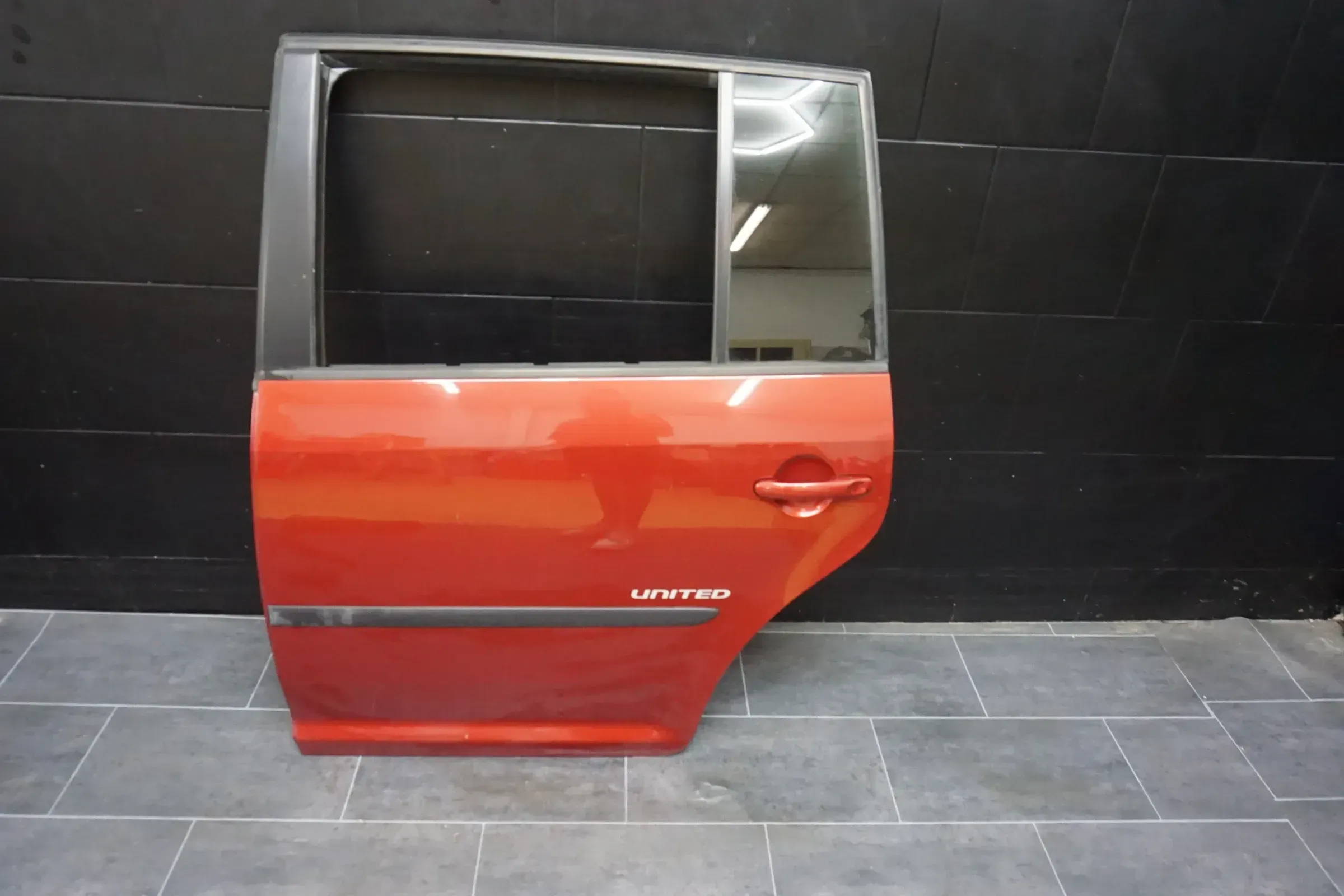 Tür hinte Links LA3T Wild Cherry Met. passt für VW TOURAN 1T3 - Bild 1