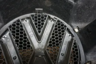 Orig Volkswagen T5 Facelift Multivan Kühlergrill Grill Stern 7E5853651D LC9Z - Bild 7