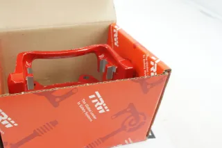 TRW BDA687 Bremssattel-Träger Halter für VW Golf V Schrägheck GTI Rot - Bild 3