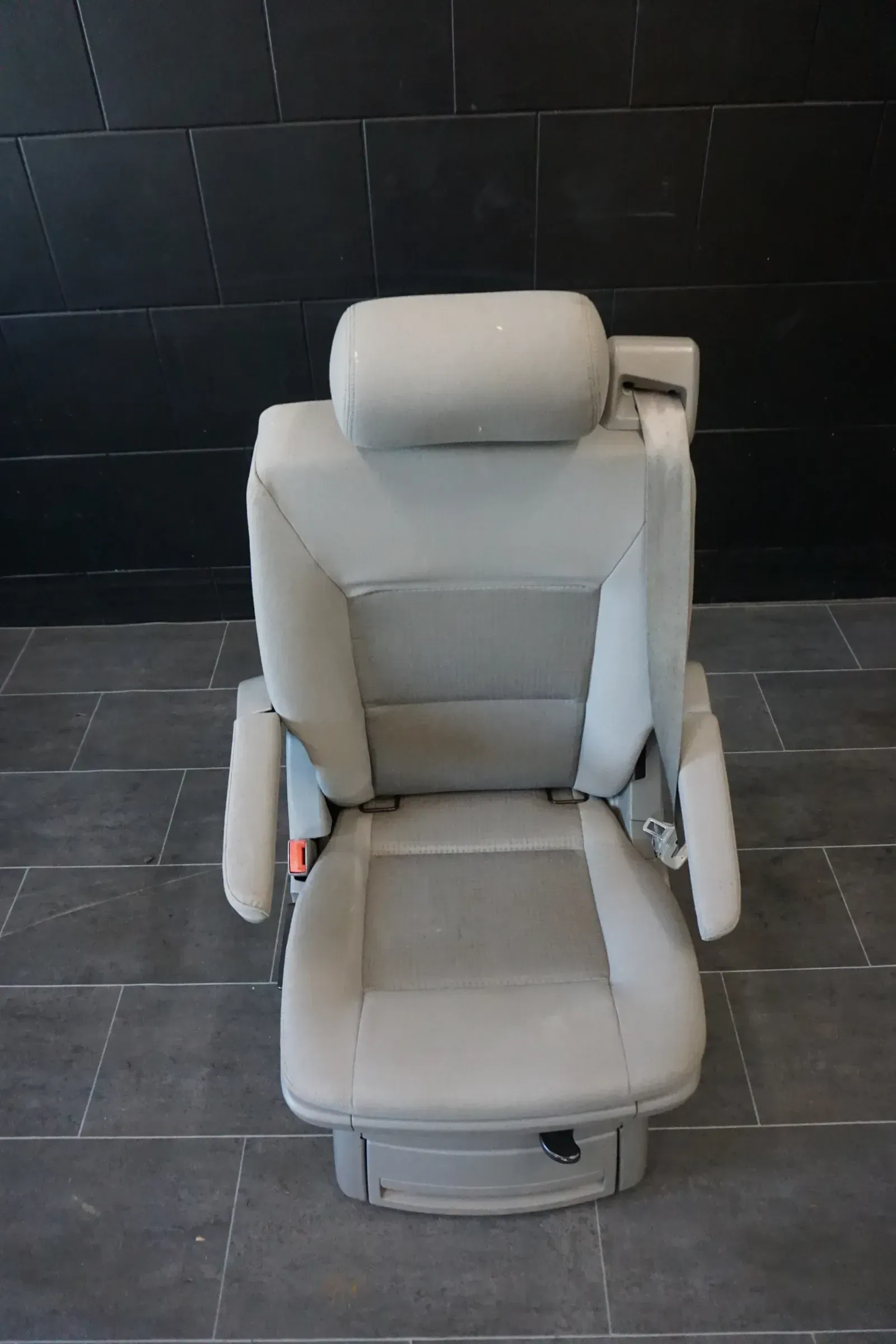 VW T5 Multivan SITZ hinten 2. Sitzreihe STOFF grau drehbar Schienensystem Pilotensitz - Bild 1