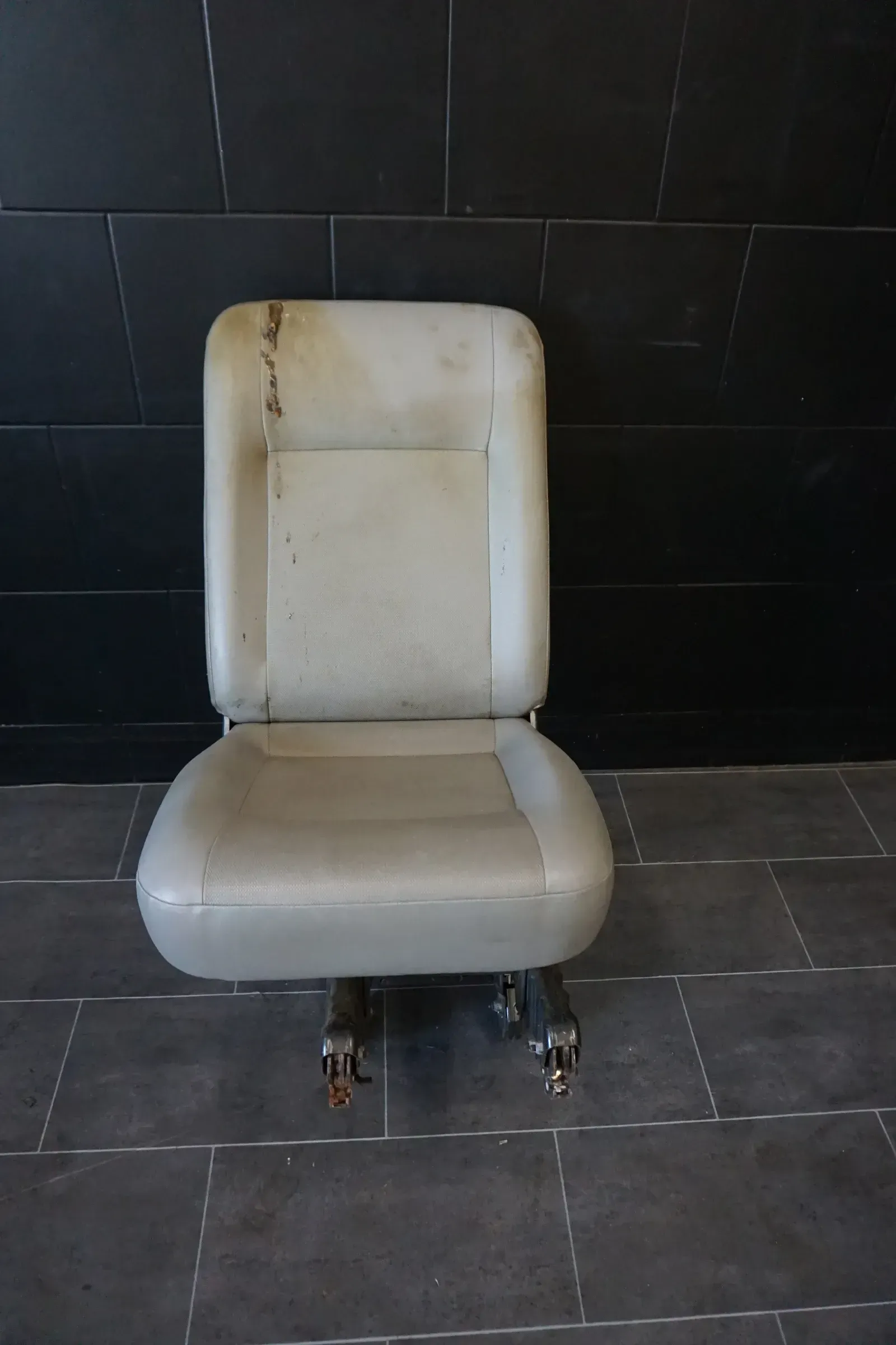 Einzelsitz hinten 2te Reihe VW T5 Caravelle Fenster 9 Sitzer 2013 Leder Sitz - Bild 1