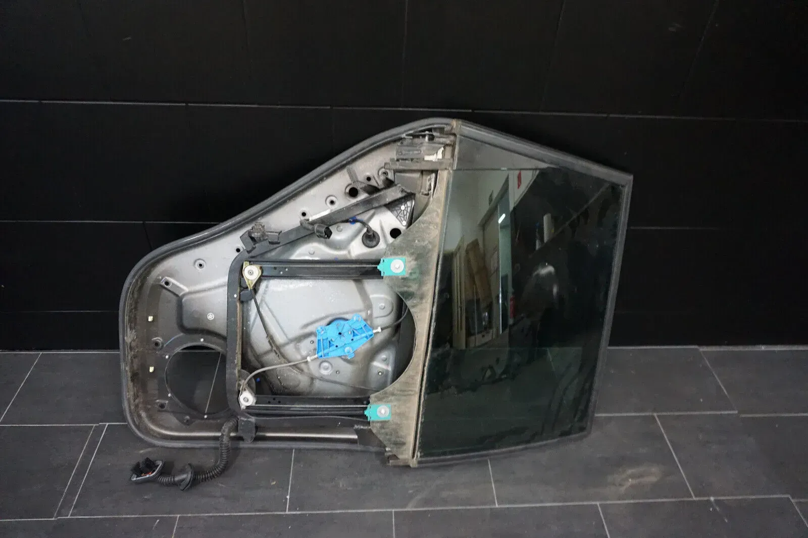 VW Touareg 7L Türrahmen Scheibenrahmen Scheibe hinten rechts 7L0839354 - Bild 1