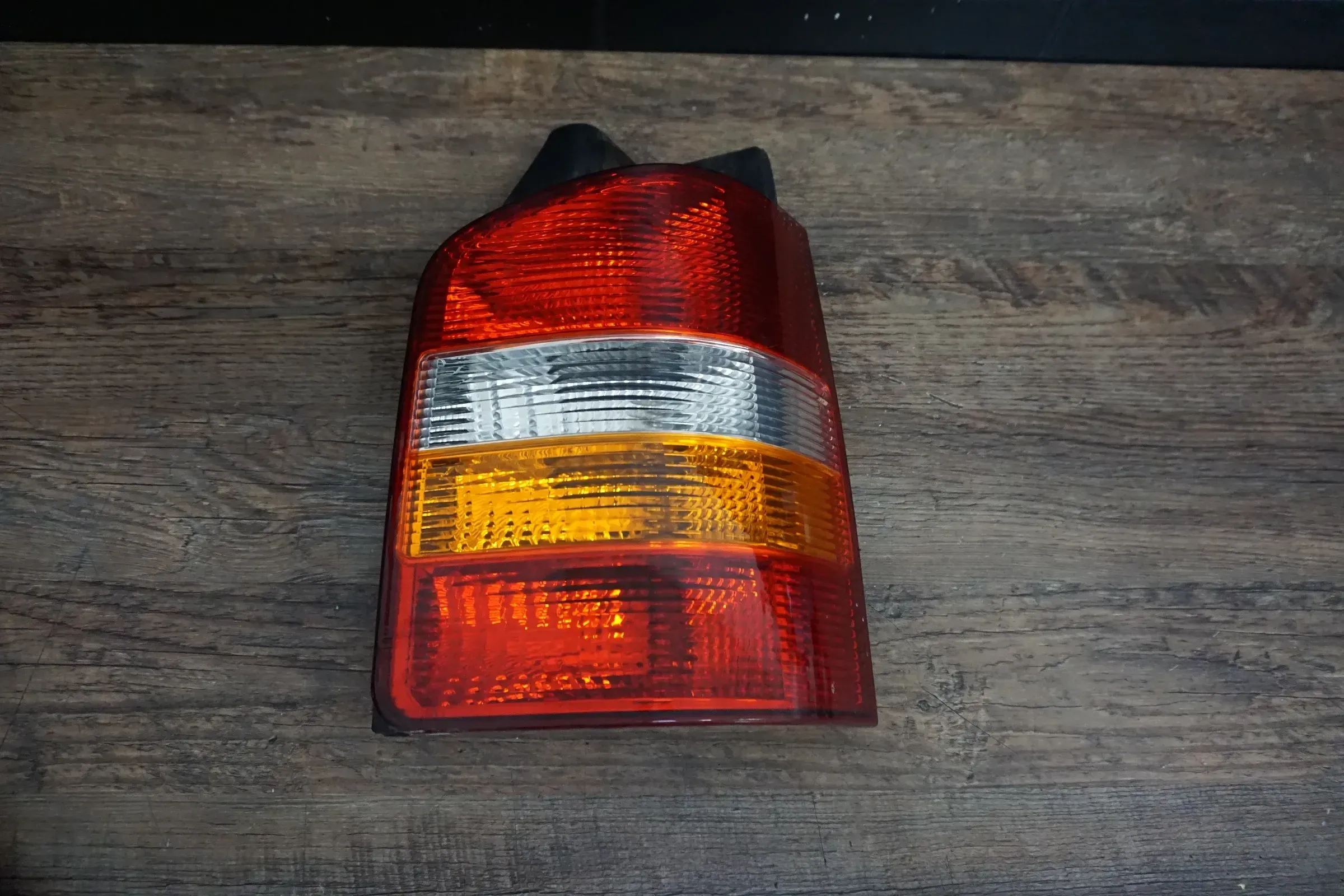 VW T5 7H Bj.07 original Rückleuchte Heckleuchte rechts Heckflügeltüren Klapptür - Bild 1