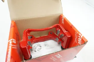 TRW BDA687 Bremssattel-Träger Halter für VW Golf V Schrägheck GTI Rot - Bild 4