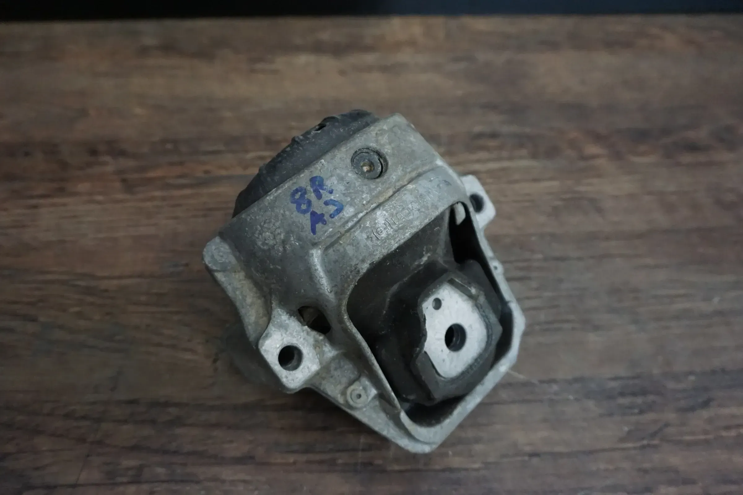 Audi A4 8K A5 8T 2.0l TDI Motorhalter + Halteblech rechts 8K0199308BE - Bild 1