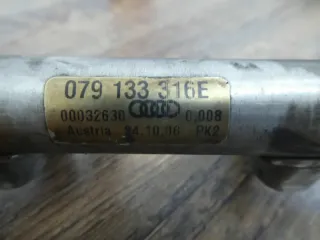 Audi A8 4E A6 4F VW Touareg 4.2L V8 FSI rechts Kraftstoffverteiler 079133316E - Bild 3