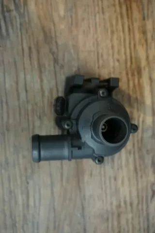 Audi A4 8K A5 8T VW Kühlmittelpumpe Zusatzwasserpumpe Pumpe 06H121601M - Bild 2