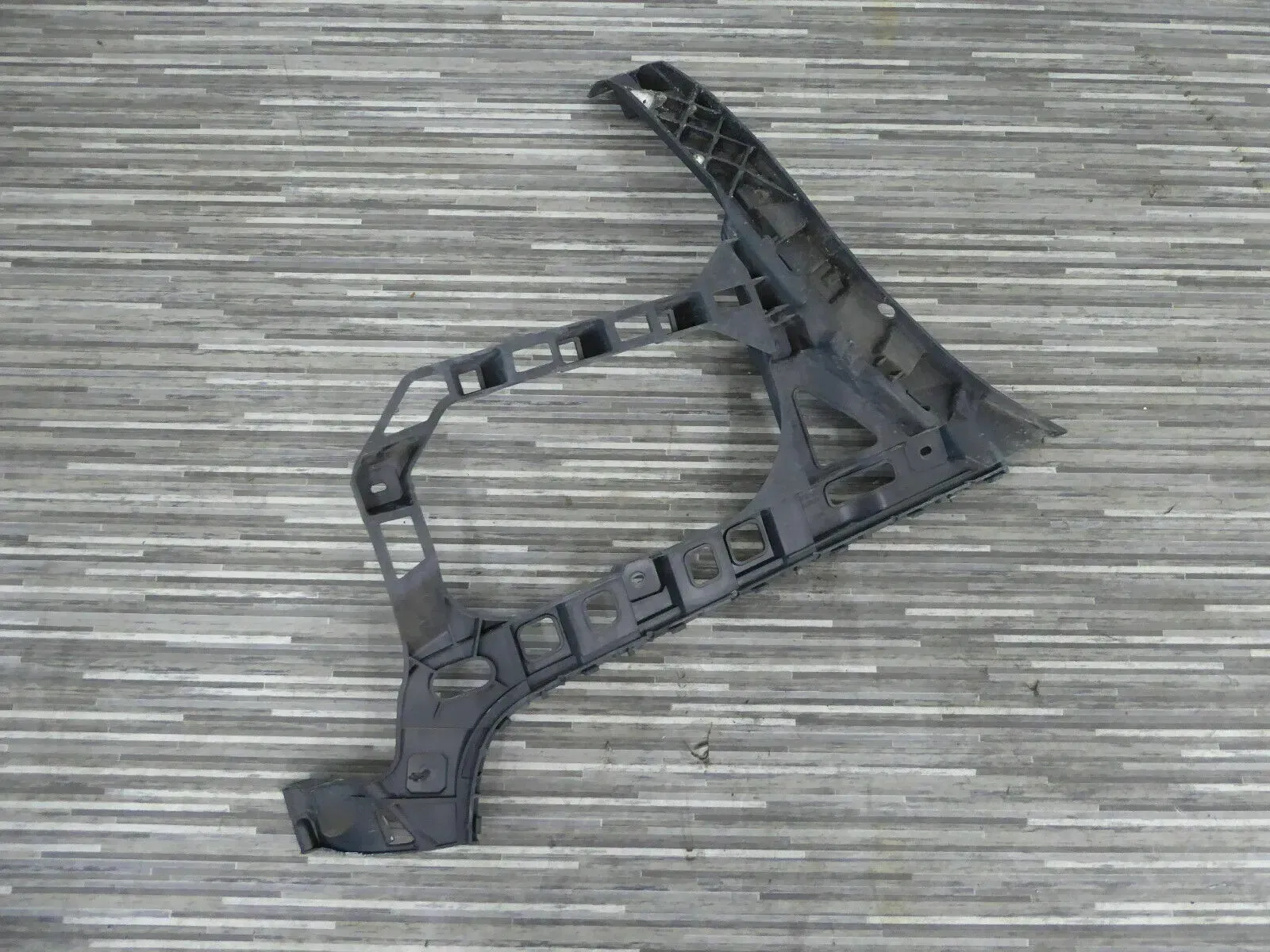 Original VW Passat Halter Stoßstange 3C8807393A - Bild 1