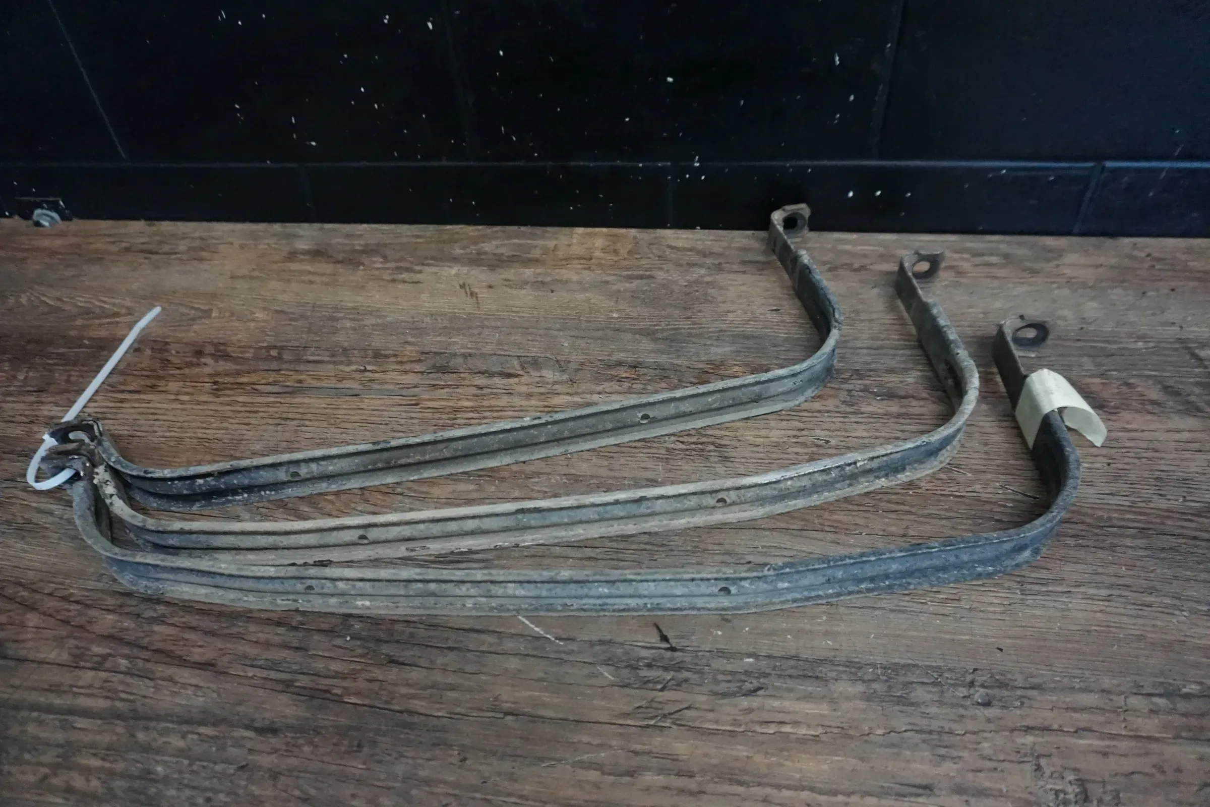 VW T5 7H Halterung Halter Tank Kraftstofftank Fangband Tankbänder 3 Stück - Bild 1