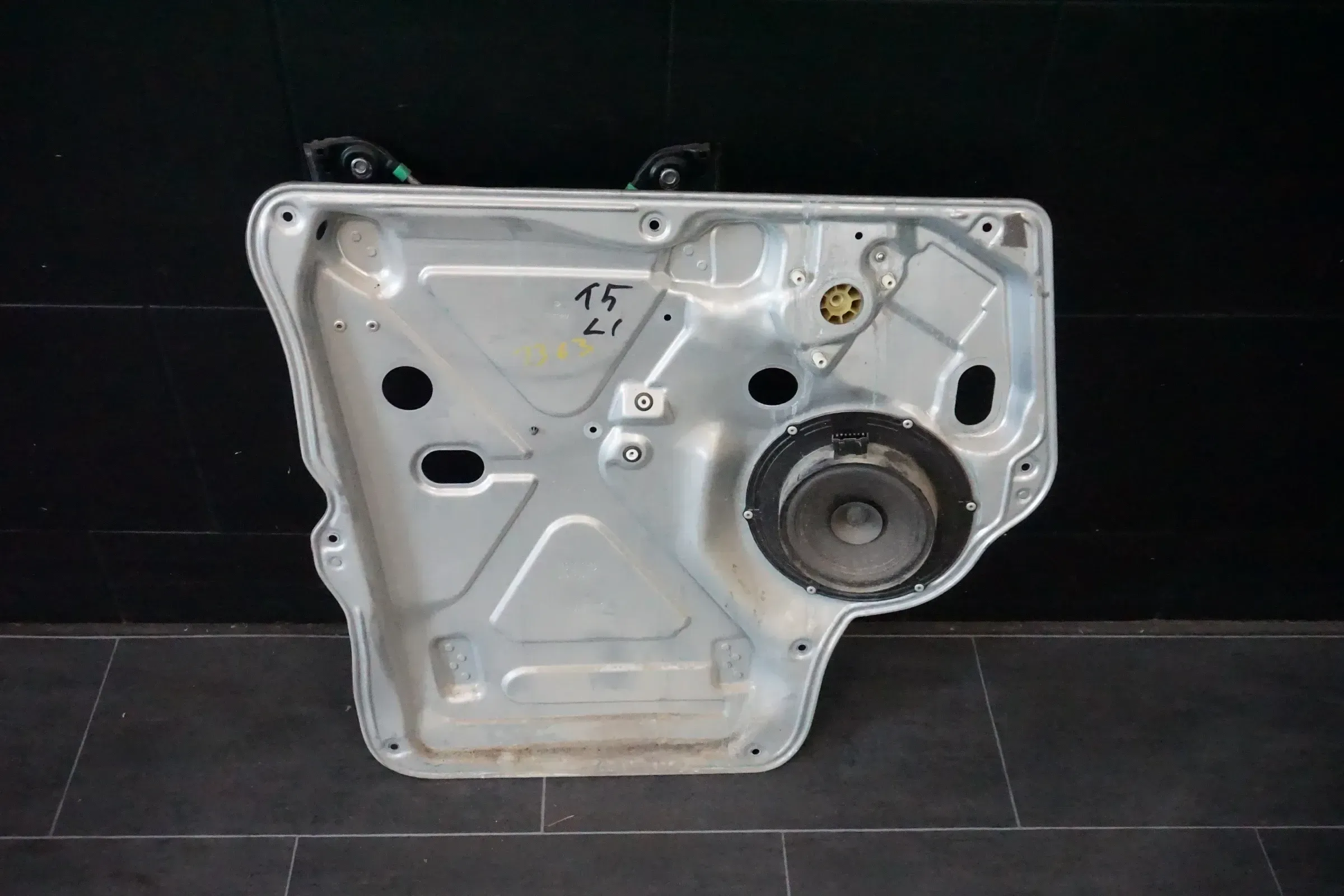 VW Bus T5 Einbauplatte Fensterheber Kurbelautomat links 7E1837729K - Bild 1