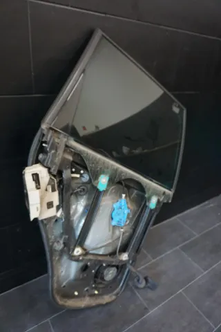 VW Touareg 7L Türrahmen Scheibenrahmen Scheibe hinten rechts 7L0839354 - Bild 2