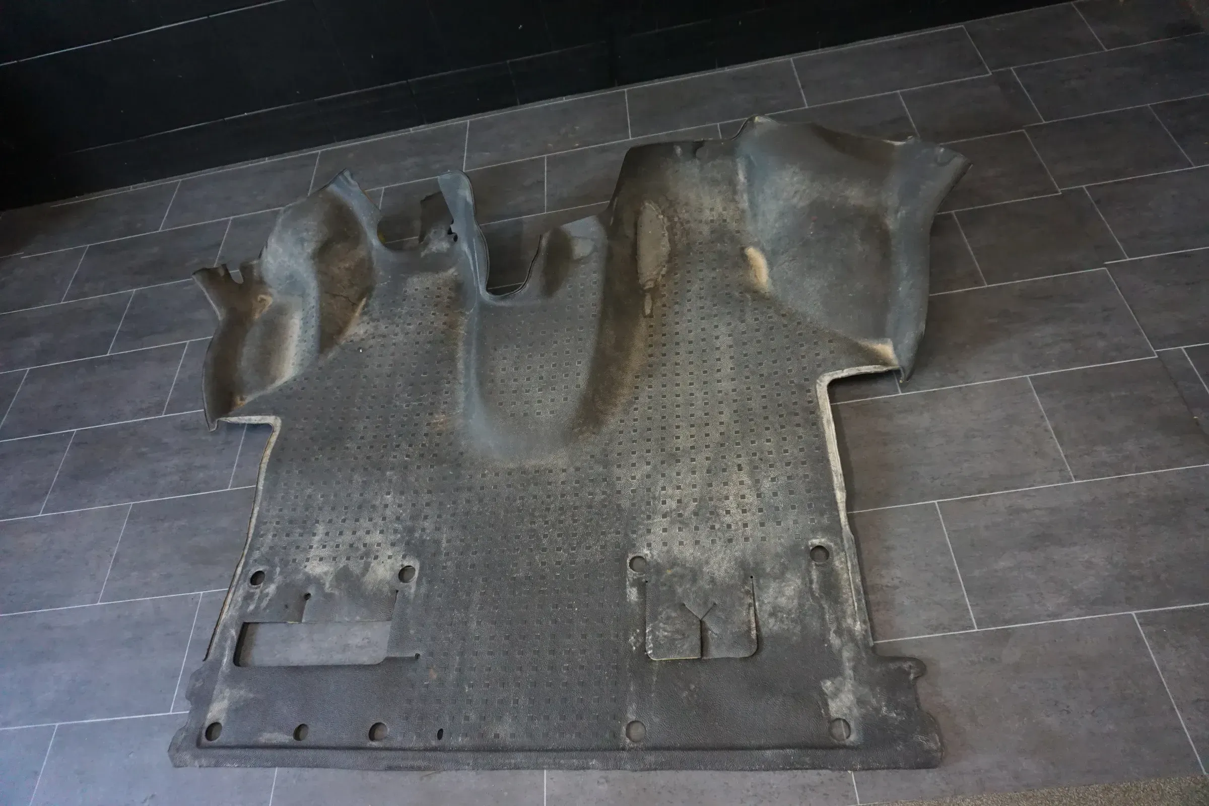 VW T5 BODEN BELAG Gummi FUßRAUM vorne unten - Bild 1