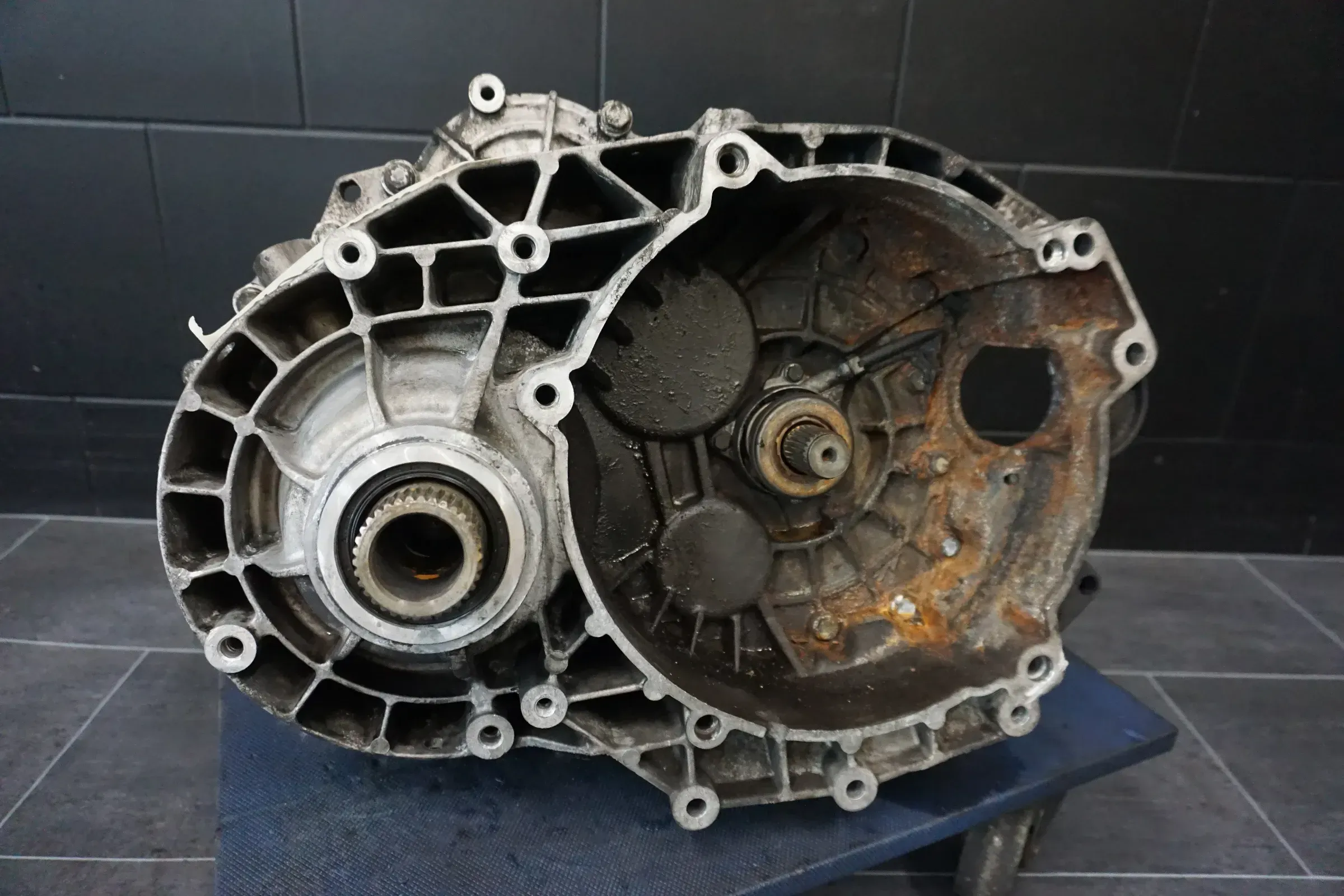 VW T5 2.5 TDi V 7H 4 Motion Getriebe 4WD KCM 0A5300011RX Schaltgetriebe 6 Gang - Bild 1