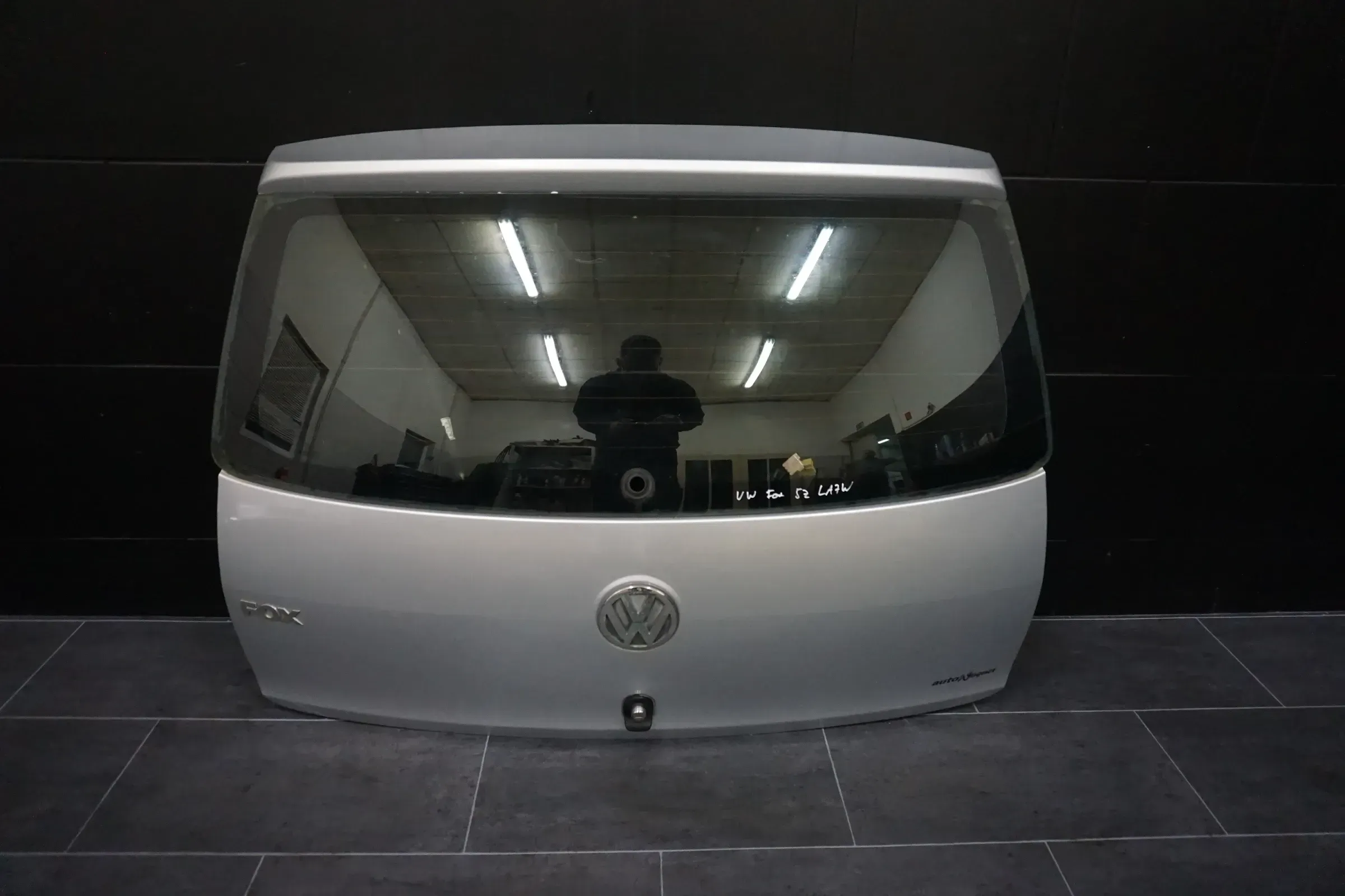 VW Fox 5Z Heckklappe Kofferraumklappe Klappe hinten Scheibe silber LA7W - Bild 1