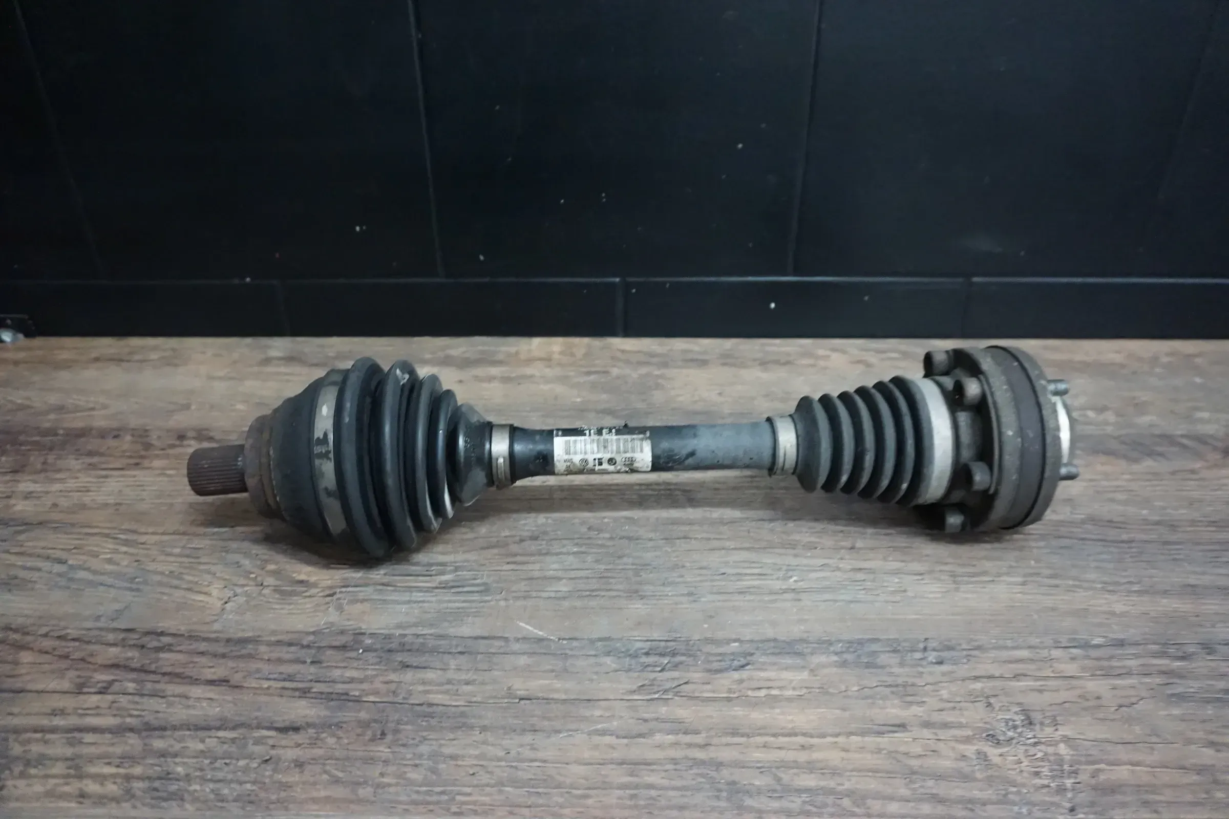 Audi A3 S3 8P 2,0 TFSI Antriebswelle Gelenkwelle vorne links 1K0407271EE - Bild 1