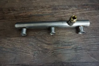 Audi A4 A5 A6 A7 A8 Q5 Q7 VW Kraftstoffverteiler Kraftstoffpumpe 06E130090F - Bild 2