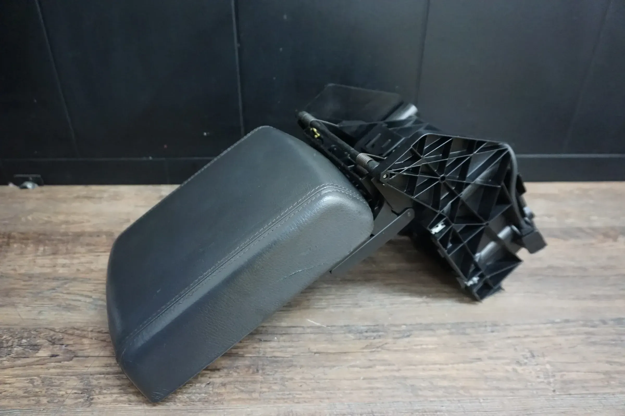 7L6863762G Mittelarmlehne Verschiebbar VW Touareg 7L Armlehne Schwarz Leder - Bild 1