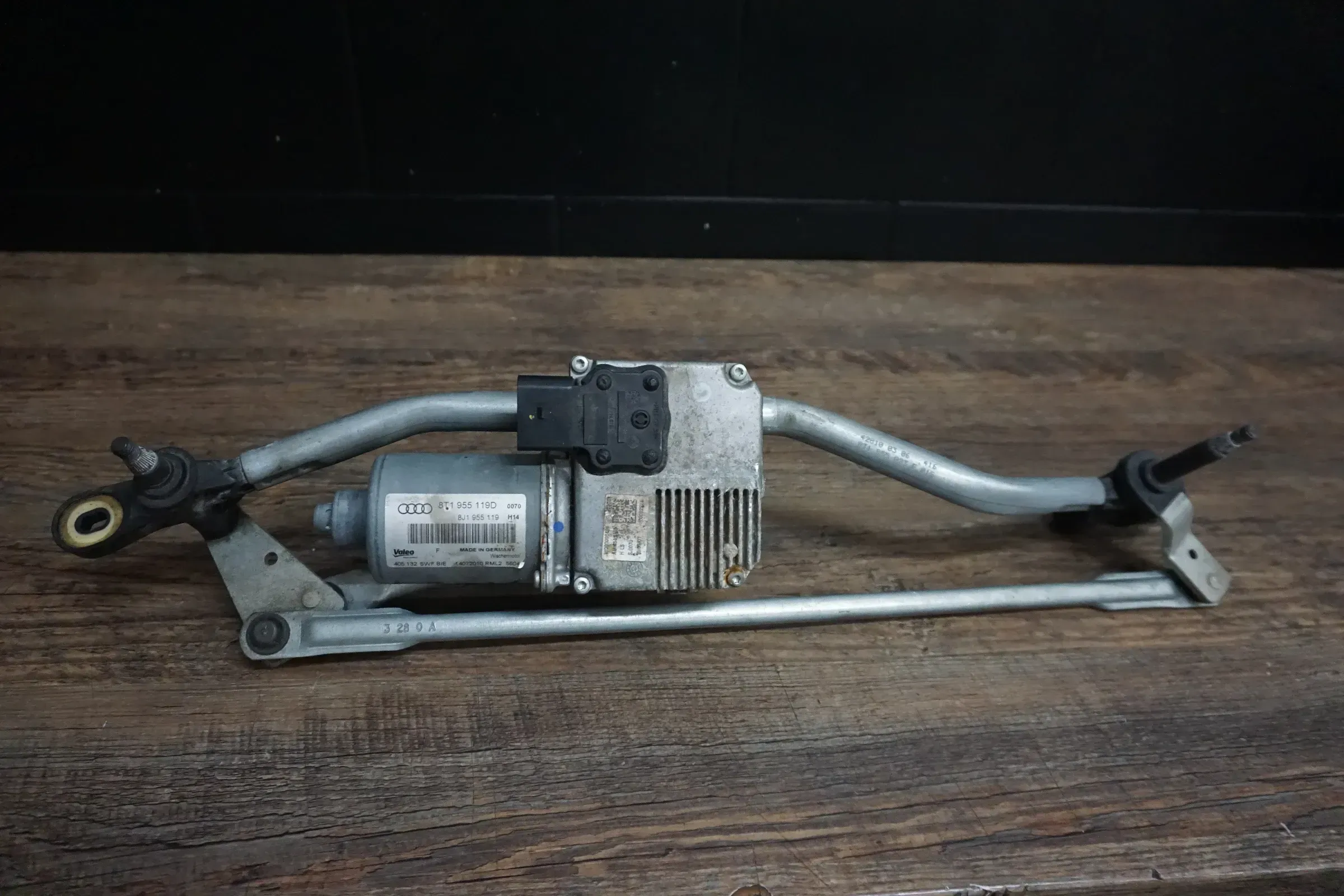 VW Golf 6 1K / 5K1 Scheibenwischermotor und Gestänge vorn 1K1955119F - Bild 1