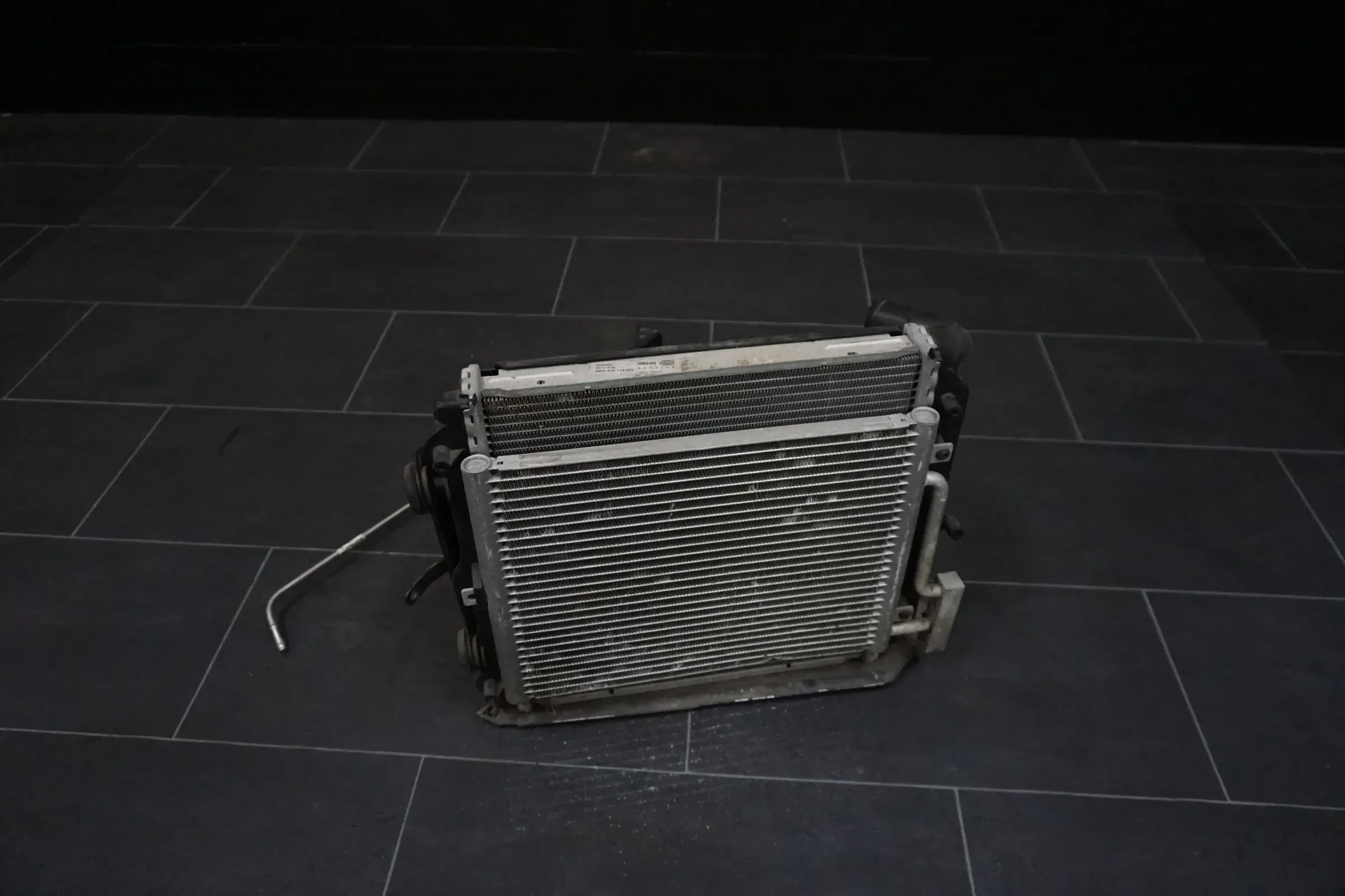 PORSCHE 911 996 996.2 Kühlerpaket Kühler Lüftermotor Halterung rechts - Bild 1