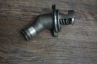 Audi A4 8E A6 4F A8 4E Kühlmittelregler 06C121111E Schlauch 3.0 TFSI Pumpe - Bild 1