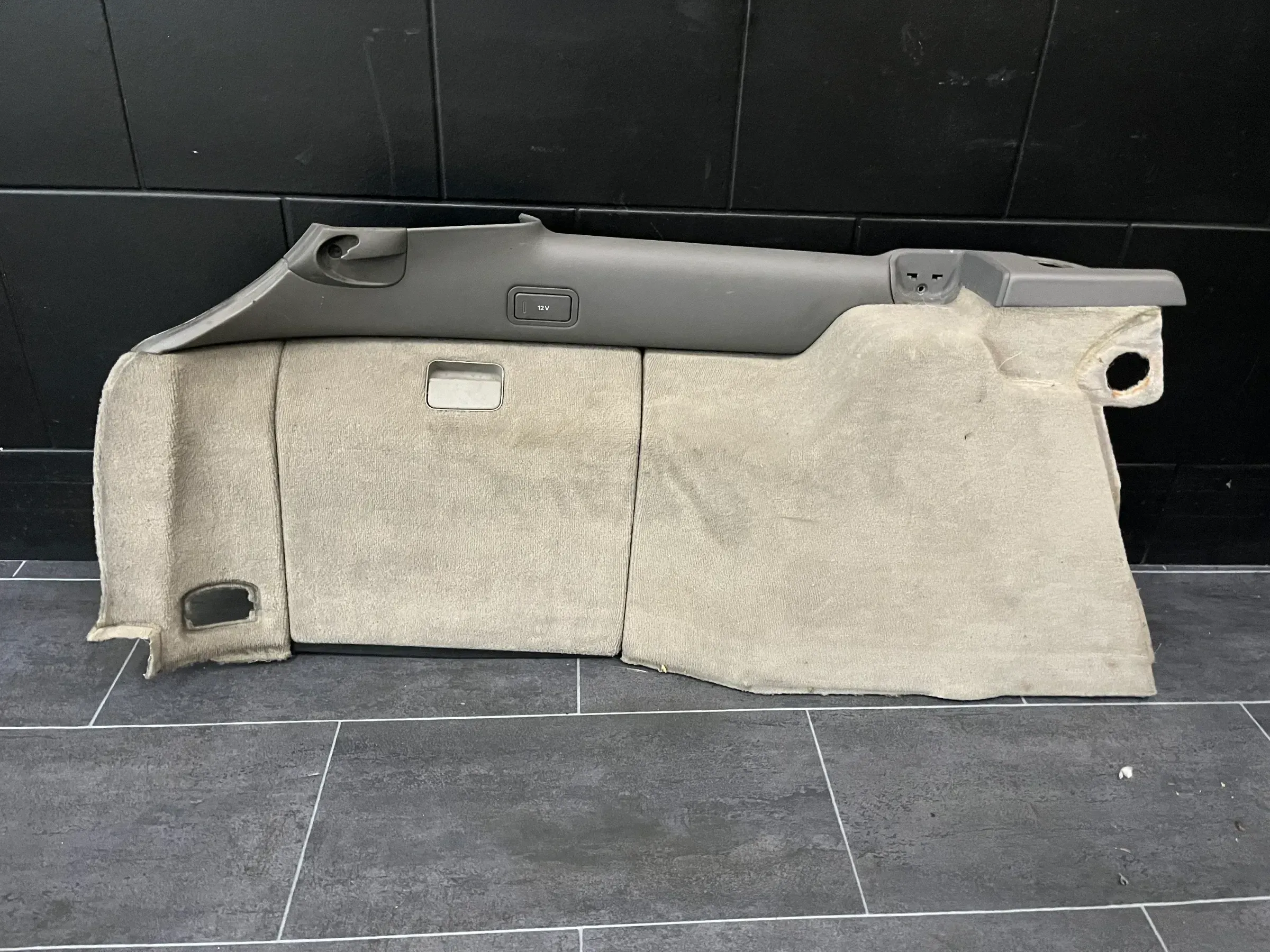 Audi A6 4B Avant Seitenverkleidung Kofferraum links Soul Swing 4B9863879A - Bild 1
