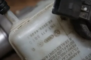 VW Golf Caddy 1K Hauptbremszylinder Behälter Bremse 1K1611301D - Bild 4