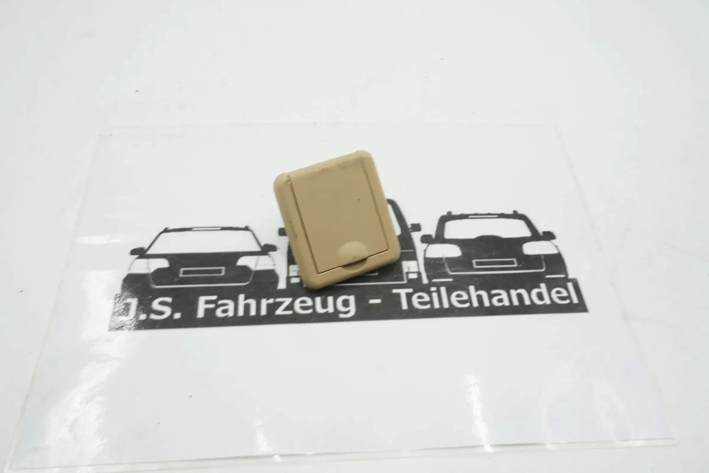 VW Bus T5 T6 Multivan Netzennwand Einhängeöse Hinten Rechts 7H0861706A Beige - Bild 1