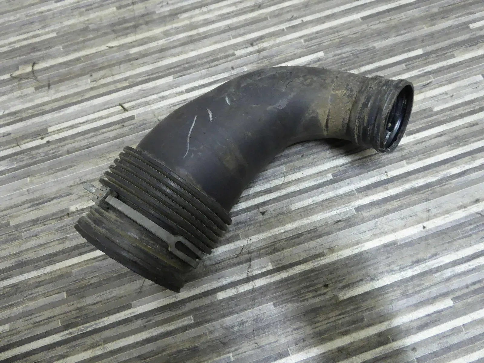 Original VW Touareg 7L 7L6129628A Ansaugschlauch Schlauch rechts Saugrohr - Bild 1