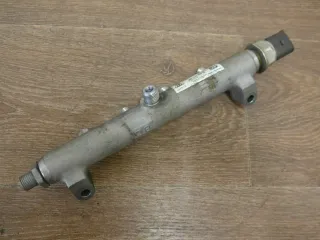 057130089Q Einspritzleiste Kraftstoffverteiler links 4,2 V8 TDi CCF Audi Q7 - Bild 1