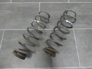 2x Audi A1 8X Fahrwerksfedern Federn hinten Kennung 1xweis 2xblau 1xorange - Bild 1