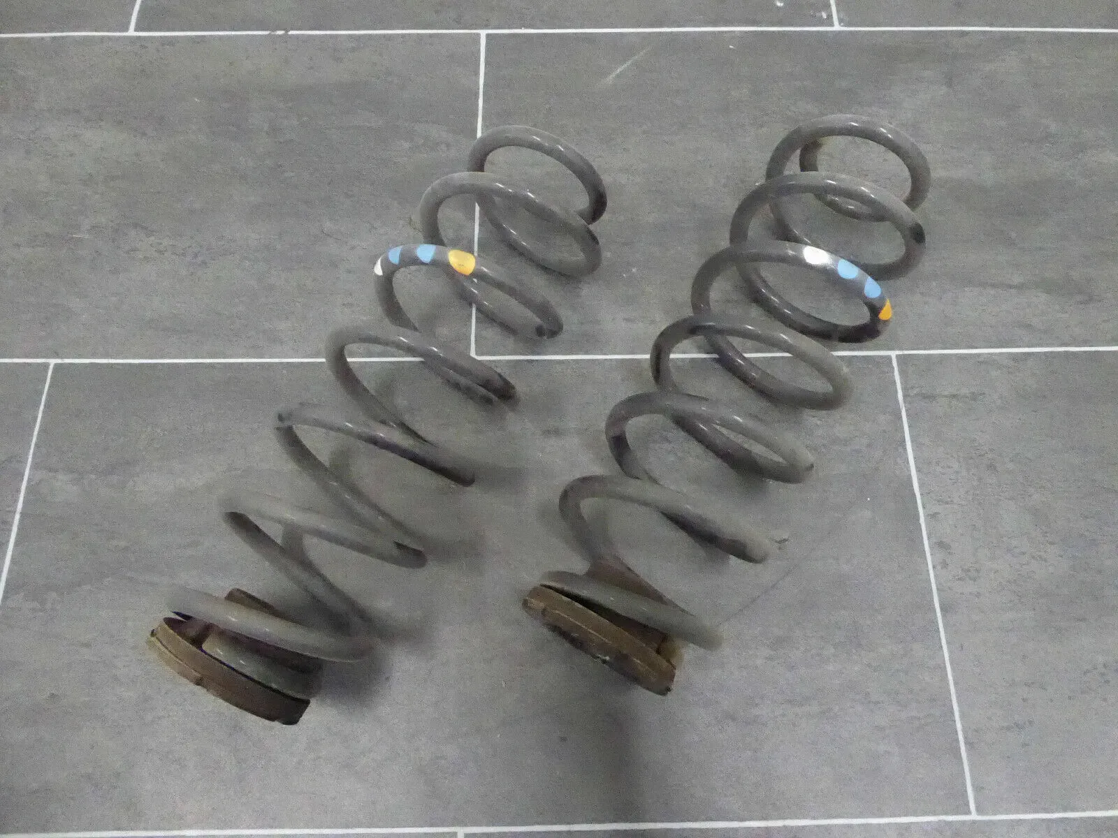 2x Audi A1 8X Fahrwerksfedern Federn hinten Kennung 1xweis 2xblau 1xorange - Bild 1