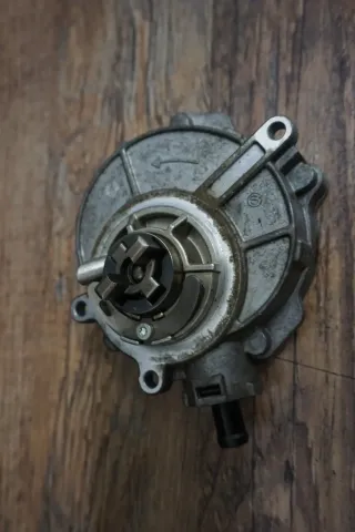 Vakuumpumpe Unt​erdruckpumpe Audi A4 A5 A6 4F A8 S8 4E Q7 3,0 TDI VW 06E145100M - Bild 2