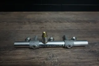 Audi A3 8V Kraftstoffleitung Benzinverteiler Kraftstoffverteiler 06E130090AD - Bild 1