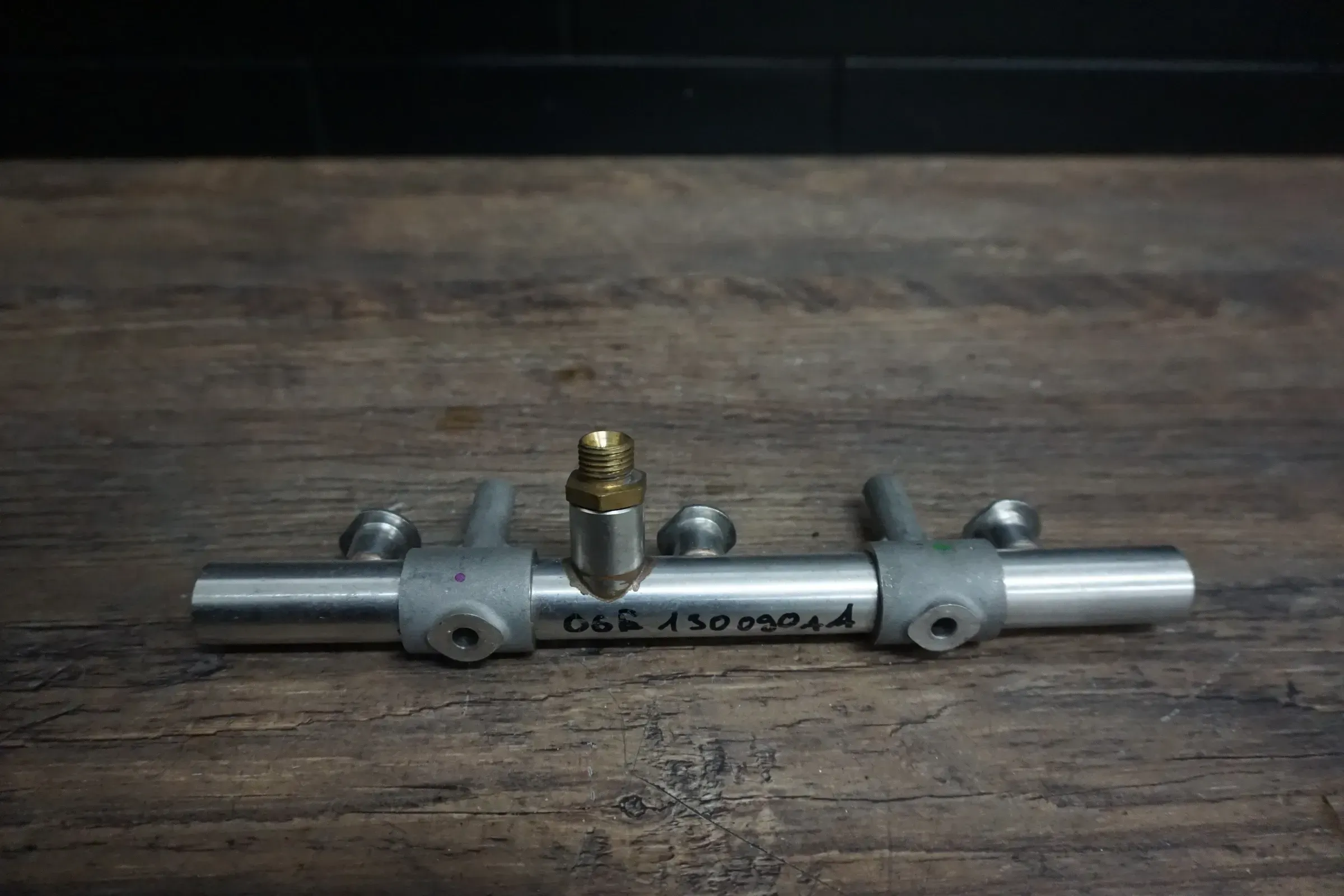 Audi A3 8V Kraftstoffleitung Benzinverteiler Kraftstoffverteiler 06E130090AD - Bild 1