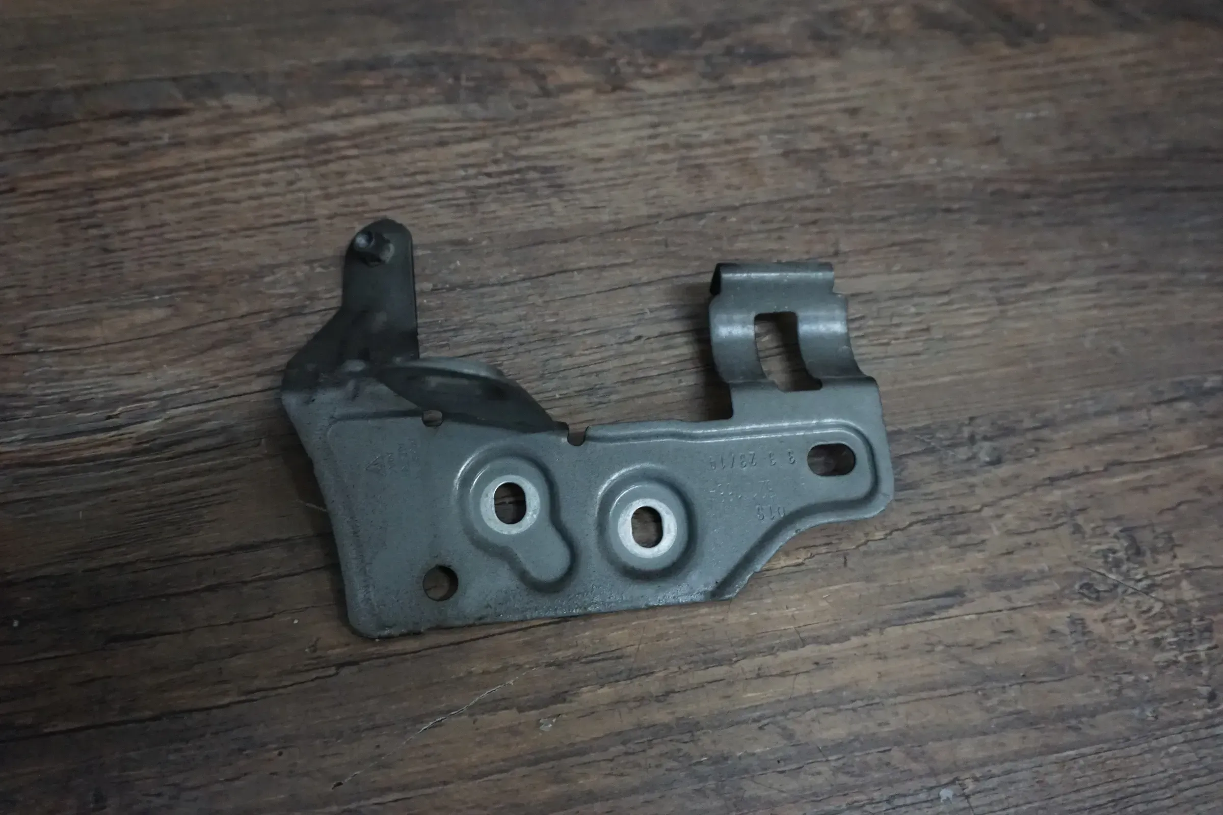 Porsche 9Y Cayenne Blech Kotflügelhalter Halter Kotflügel 9y0821168A - Bild 1