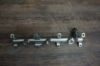 Audi A5 F5 Q5 FY TFSI Kraftstoffverteiler Verteiler Einspritzleiste 06M133316L - Bild 3