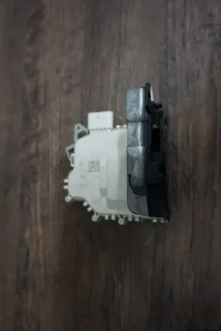 Audi A1 A4 A5 A6 A7 A8 Q3 Q5 Q7 Türschloss vorn rechts 8J1837016F - Bild 1