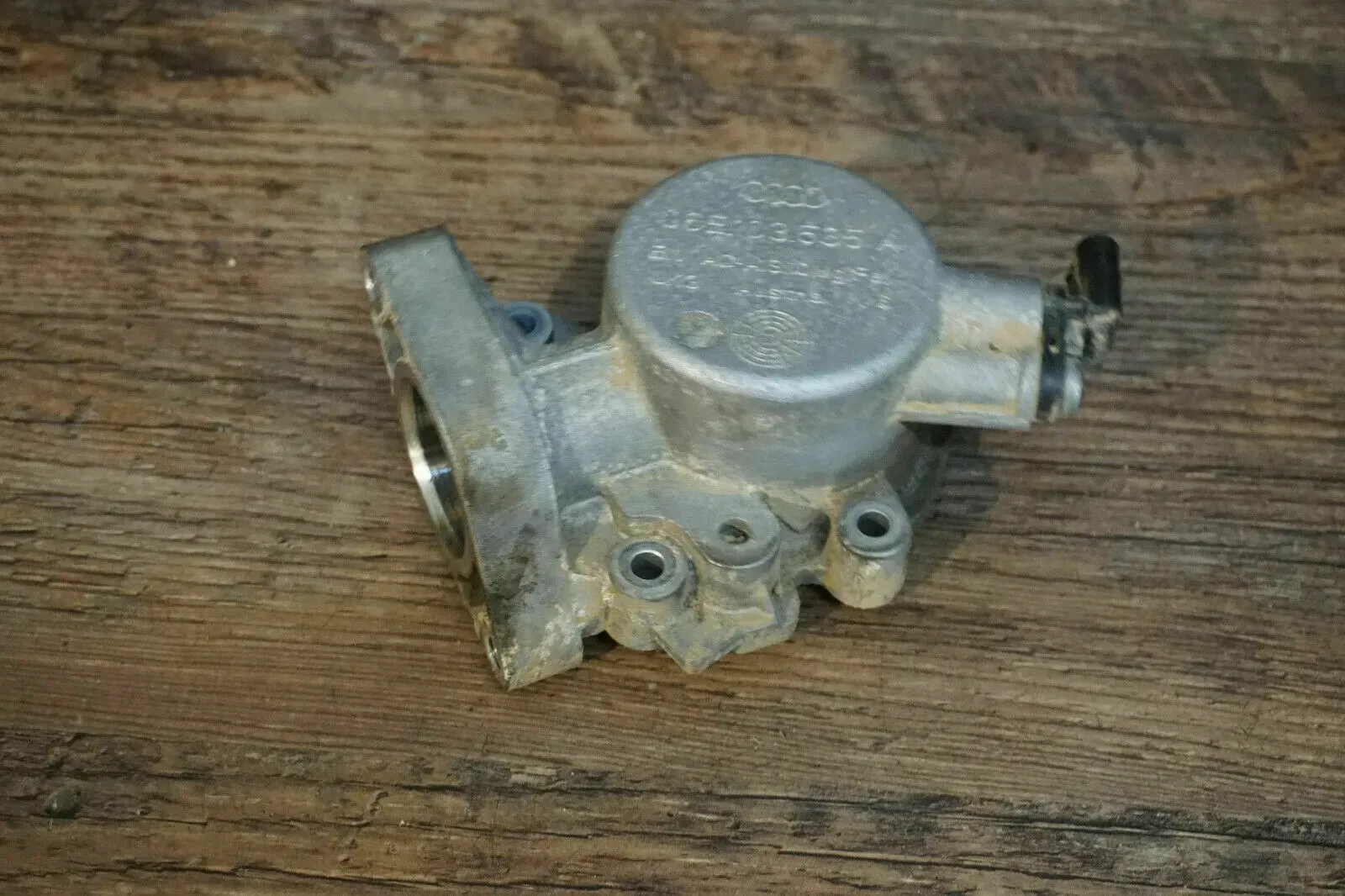 Audi A4 A5 A6 A7 A8 Q5 Q7 Benzindruckspeicher Gehäuse Druckspeicher 06E103535A - Bild 1