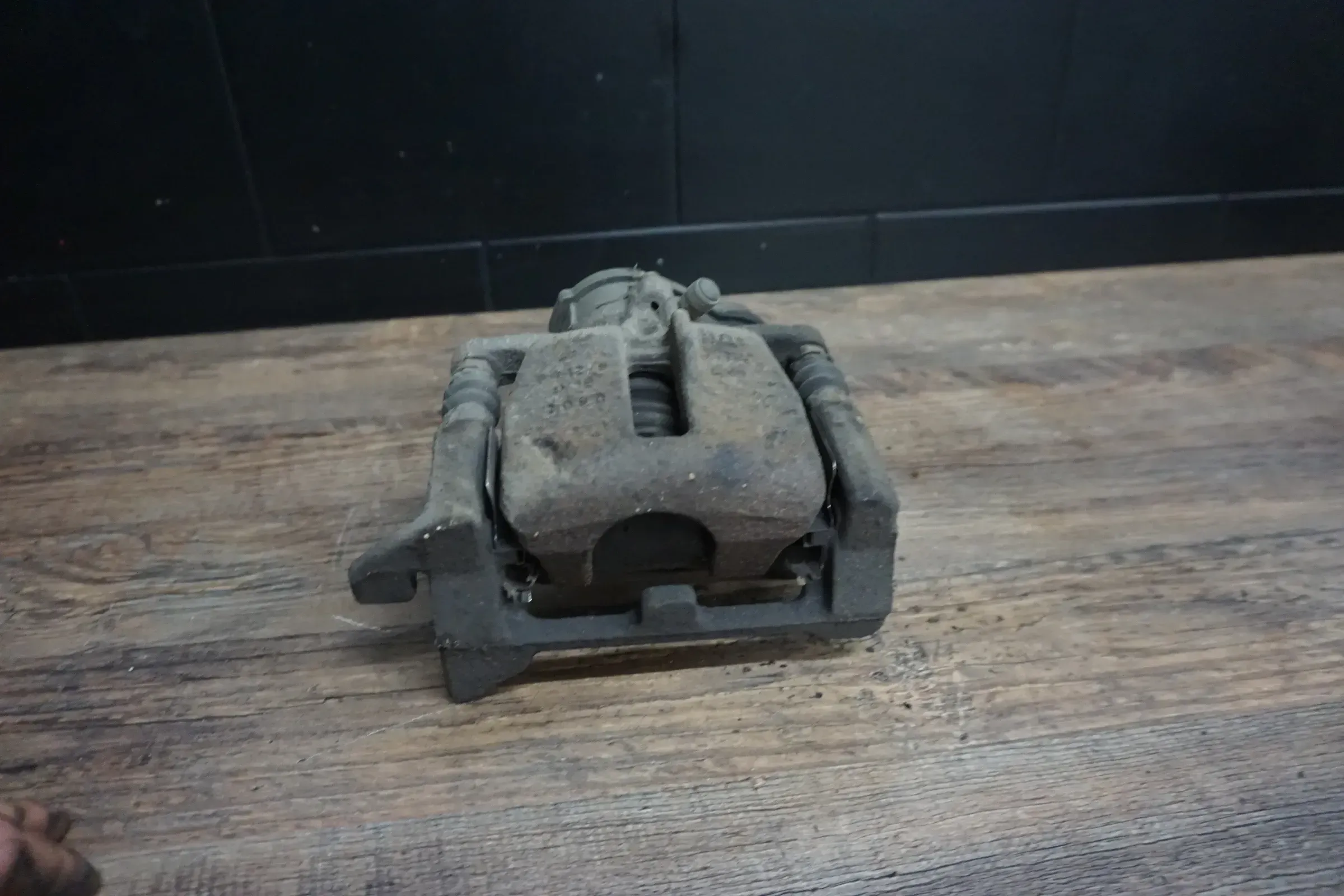Original Audi A4 8K Avant Bremssattel TRW Stellmotor hinten links 32335478E - Bild 1