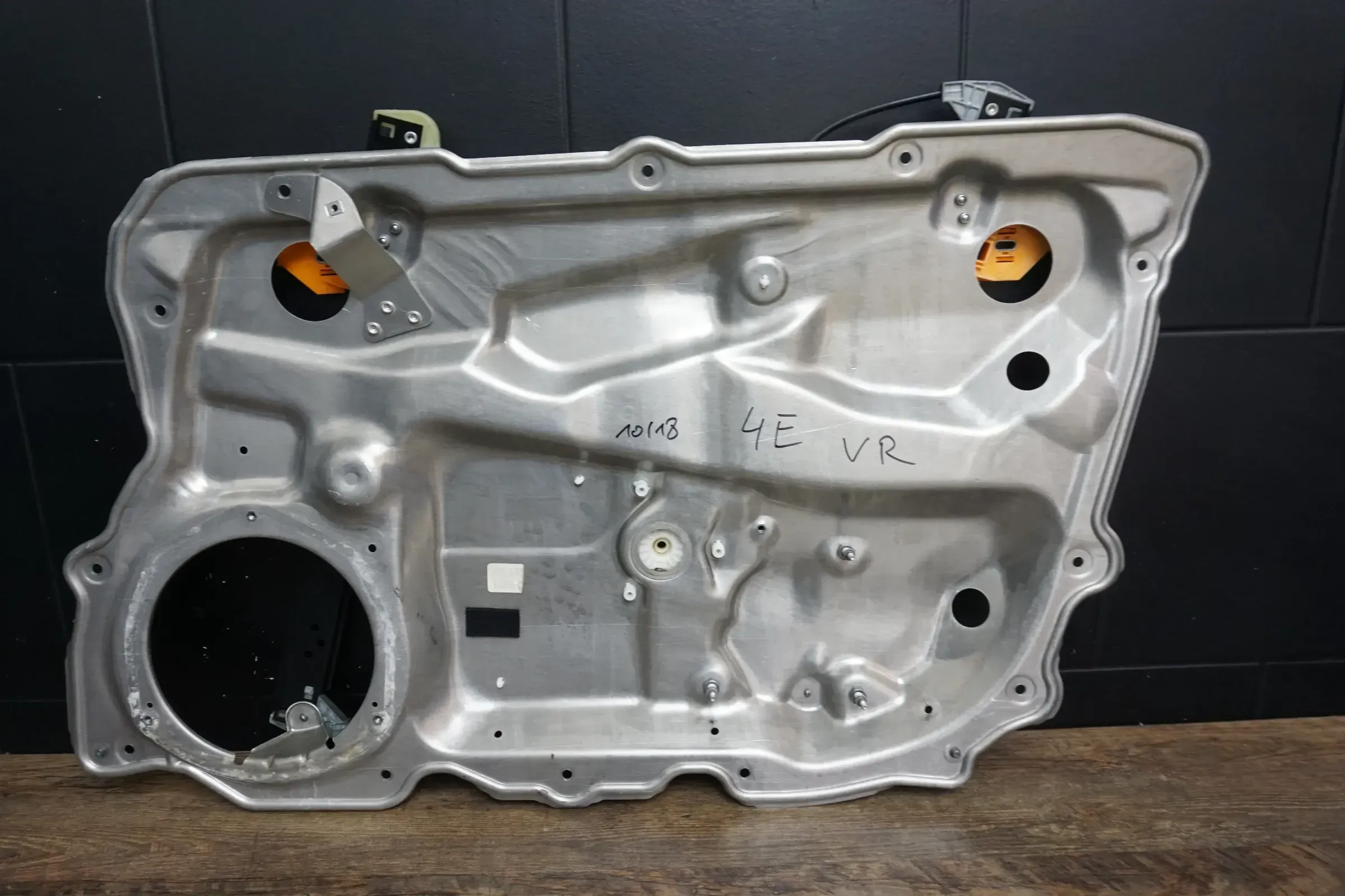 Audi A8 D3 4E Aufnahmeblech Fensterheber Fensterführung VR 4E0837850 4E0837850B - Bild 1